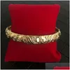 Bangle Dubai Jewelry Woman Metal Gold Armband med Designer Charms märke för kvinnor som snider blommor flickvänner Drop Delivery Armele DHGW4