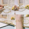 Bracciale rigido squisito braccialetto di lusso design da donna moda stile semplice classico gioielli di marca regali di coppia selezionati Natale famiglia compleanno placcato oro 18k I9OX