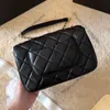 Diseñador Pequeño Negro Cuadrado Flap Bolsos Acolchado Esmalte Strass Perla Brillo Letra Cuero Genuino Sacoche Crossbody Hombro Oro Metal Hardware Bolso Mujer 20cm