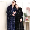 Slaapkleding voor heren Long Warm Winter Flanel Kimono Bathrobe 40-130kg Coral Fleece Plus Maat Bad gewaad Cozy Night Dededeloze Vrouwen