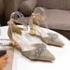 Scarpe eleganti Décolleté con cinturini in cristallo con punta a punta per le donne 2022 Nuove scarpe con tacco alto con cinturino alla caviglia Donna Oro con tacco spesso Scarpe da cerimonia nuziale 221224