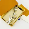 Luxe ontwerper Keychains Men and Women Figures L Key Chains Lanyards Paar Steek Keyring Car Pendant L9303