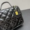 Liten klaffväska med topphandtag Designerkedjepåse kvinnor axelpåsar handväskor patent kalvskinn guldon metall svart 22 ny