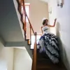Gotiska svartvita bollkl￤nningar Br￶llopskl￤nningar Golvl￤ngd Tiered Strapless Sleeveless Corset Bridal kl￤nningar Ruffles Vintage Victorian Reception Dress for Bride