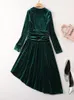 Robes décontractées européenne 2022 automne robe irrégulière femmes col en v à manches longues velours vert haute qualité élégante fête de mode