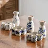 Folhas azuis de 5 peças Cerâmica Japanese Sake Drinkware Conjunto com 1 Tokkuri Bottle Carafe 4 Occhoko Cups e Bamboo Serving Bandey