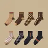 Designer für Männer und Frauen, neue Baumwollsocken, mit Buchstaben bedruckte Strümpfe, Hip-Hop-Marke, sportliche Socken, beliebter Trend, bequem, 4 Paar zusammen mit Box