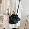 Designer kvinnors väska ny fransk båge crossbody väska mode textur vit bärbar hink väskor