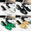 2023 Diseñador Color puro Cabeza cuadrada Diapositivas Zapatillas para mujer Lujo 100% Cuero Adorno de perlas Al aire libre Tacones altos Sandalias Dama Sexy Boca baja Zapatilla Tamaño 40