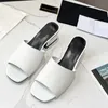 2023 Diseñador Color puro Cabeza cuadrada Diapositivas Zapatillas para mujer Lujo 100% Cuero Adorno de perlas Al aire libre Tacones altos Sandalias Dama Sexy Boca baja Zapatilla Tamaño 40