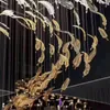 Изготовленные на заказ дизайнерские люстры Лампы Большая лестница Украшение Освещение отеля Художественное муранское стекло Перо Светодиодная подвесная люстра