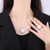 Anelli a grappolo Anello di perle bianche Apertura Collana con ciondolo regolato Bocciolo di fiore circolare Gioielli fatti a mano Designer da donna Regalo per fidanzata