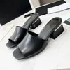 2023 Designer Reine Farbe Quadratischer Kopf Slides Hausschuhe Frauen Luxus Leder Perle Ornament Outdoor High Heels Sandalen Damen Sexy Flacher Mund Slipper Schuhe Größe 35-41