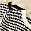 Damen-T-Shirts 2022 Damen-Sommer-Kammgarn-Wollstrick-Kurzarm-T-Shirt mit Rundhalsausschnitt, schwarz-weiß kariert, schlank, dünn, modisch