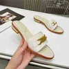 Valentim Slippers Design Design Moda de luxo Mulheres planas saltos de couro letra de borracha Sandálias casuais 04-012