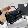 22K Womens Retro Postman Messenger Medium Bags Black Patent Leather Top Hand Totes Diamond Lattice Purse With Badge GHW Crossbody Shoulder Handbags 26X16CM