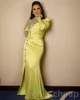 2023 Gele prom -jurken Mermaid lange mouwen lange mouwen satijnen kristallen kralen zijkant op maat gemaakte ruches avondfeestjurken vestidos formele ocn slijtage