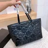 Damen-Einkaufstaschen, große Tragetaschen, Designer-Umhängetasche, geprägte Buchstaben-Design-Handtaschen, große Kapazität, Top-Ledertasche