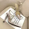 Super obcasowe sandałowe sandałowe sukienki PVC Szybki satynowe sandały woda upuszcza serce kryształowy diament dekoracyjny designer procowy 10,5 cm skórzany pasek kostki