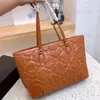 Damen-Einkaufstaschen, große Tragetaschen, Designer-Umhängetasche, geprägte Buchstaben-Design-Handtaschen, große Kapazität, Top-Ledertasche