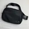 2023 Lu Belt Back Offizielle Modelle Ladies Sport Taillenbag Outdoor Messenger Chest 1L Kapazit￤t mit Brand -Logo -Upgrade Silikon -Etikett und Pl￼schbuchstabenversion