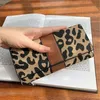 Mulheres de fábrica de fábrica inteira contraste japonês contraste couros armazenamento carteira de tendência de tendência hola de leopardo estilo preppy estilo multi-car2229l