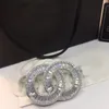 Broche en cristal timbre de diamant sur le dos bijoux de marque chaude broches de luxe avancées pour concepteur broches de haute qualité exquis
