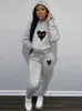 2024 Designer Mulheres Tracksuits Coração Imprimir Jogging Terno Casual Dois Conjuntos de 2 Peças Outfits Manga Longa Hoodies Calças Terno Plus Size Outono Inverno Roupas Atacado 8922