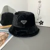 Chapeau de pêcheur rétro moelleux à la mode de luxe de marque de créateur automne et hiver épaissi petit chapeau chaud chapeau de bassin de lettre de triangle inversé