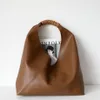 Borsa a mano in pelle di vacchetta dal design di nicchia, moda Joker, borsa a tracolla intrecciata con cuciture minimaliste, borsa tote geometrica per ascelle217y