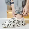 Chaussons d'hiver en coton pour hommes à semelles épaisses, chaussures chaudes antidérapantes pour la maison avec sacs et laine