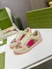 2023 Högkvalitativ en liten smutsig skor designer casual sko screener sneakers board män kvinnor sneaker klassisk blå rosa kristall rand låg topp riktig läderskor