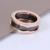 Ny keramisk ringdesigner design unisex lyxig high end mode ring titan stål legering guld pläterad hantverk chanta mas valentins dag smycken gåvor