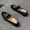 Scarpe eleganti da discoteca da uomo traspiranti per feste Mocassini con rivetti ricamati in pelle scamosciata di mucca Scarpe da guida pigre slip-on