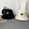 Chapeau de pêcheur rétro moelleux à la mode de luxe de marque de créateur automne et hiver épaissi petit chapeau chaud chapeau de bassin de lettre de triangle inversé