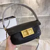 مصمم العلامة التجارية الفاخرة حقائب اليد أكياس الكتف Crossbody 2023 New Fashion Women's Women Smerpit Wide Losts Strap Portable Envelope Factory Sales Direct