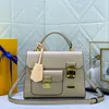 Solid Handbag Trapezoid Shape Totes Bag Grained Leather Shoulder Crossbody Väskor Fashion Letter S-Lock Golden Hardware Flap Totes Mini Extern ficka