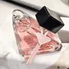 Odświeżacz powietrza do samochodu Perfumy dla kobiet Mężczyźni Indoor Outdoor Fragrance Trójkątna butelka Różowa z zapieczętowanym pudełkiem 90 ml