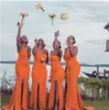 Senaste orange långa brudtärna klänningar sjöjungfru en axel med delade afrikanska kvinnor bröllopsfest klänning vestidos