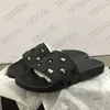 Sandálias femininas slides marca chinelo de borracha branco preto largo praia plana deslizamento em sandálias verão fundo fino ao ar livre flip flops com caixa no010