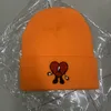 Accessori in stock Logo ricamo personalizzato Coniglietto cattivo Un Verano sin ti Cappello lavorato a maglia con berretto invernale caldo tinta unita