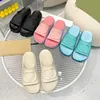 Designer strandslippers guccie Platformslippers voor dames Klassieke rubberen glijbaan Effen kleur flip slip sandalen Dikke zolen plat