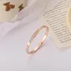 Brazalete de acero inoxidable, pulseras gruesas con letras de Color dorado para mujeres y hombres, regalo de joyería de fiesta a la moda