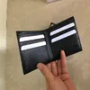 Nuevo bolso corto de cuero para hombre de marca de moda famosa 2018 decorado con elegante detalle de metal monedero226e