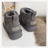 2023 Stivali da neve da donna classici corti mini di marca Stivali lunghi caldi di moda Peluche Scarpe casual in pelle scamosciata di pelle di pecora Castagna Grigio Australia 35-44