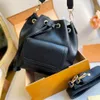 LockMe Bucket Bag Genarbtes Leder Kollektion Damen Luxurys Designer Umhängetaschen Handtaschen Geldbörsen Crossbody203Z