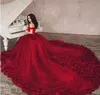 2023 Fleurs de luxe Appliques Rouge Quinceanera Robes Longue Train Cendrillon Robes Hors Épaule Tulle Floral Doux 16 Robe Robe 15 Anos