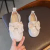 Scarpe da ginnastica Ragazze Principessa 2022 Pelle con nodo a fiocco Stile britannico Suola morbida Appartamenti per bambini Studente estivo Dolce carino