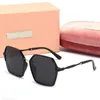 Lunettes de soleil pour femmes Style d'été Unisexe Sun Verres de soleil anti-ultraviolet rétro bouclier plaque de mode pleine monture de mode gratuits