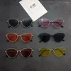 Solglasögon 2022 Kvinnor Brand Designer Candy Color Sun Glasses Metal Cateye Outdoor Street Eyeglasses Feminino